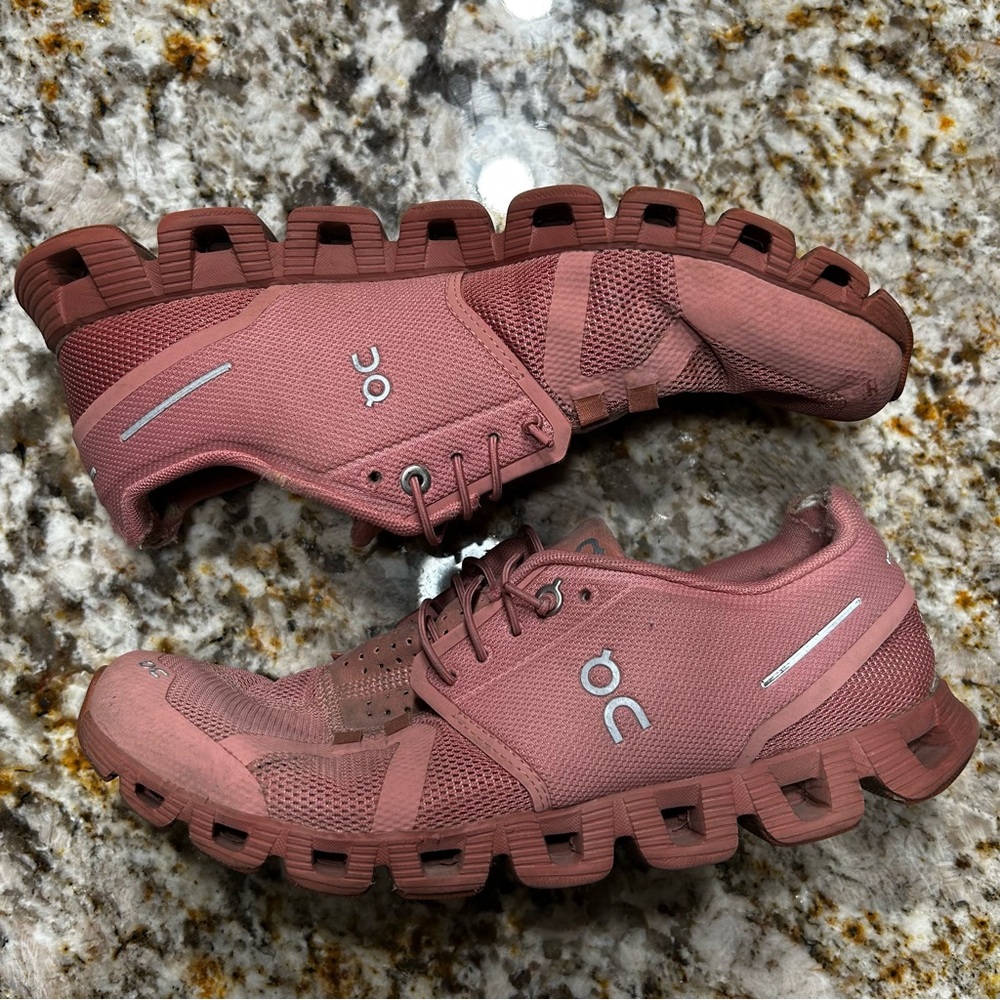 On Cloud Monochrome Rose Running Shoe 19.99202 Womens Size 10